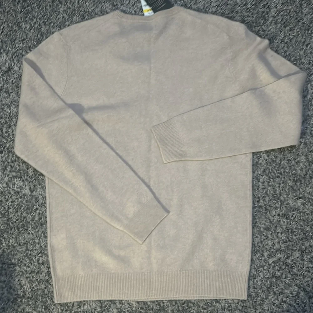 NWT. Woman’s Cashmere Club Room Luxury oatmeal Cashmere v-neck sweater. Size M._4